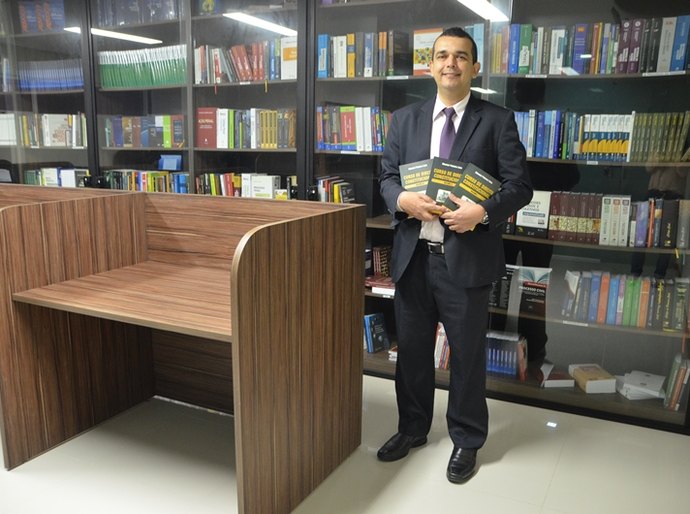 Advogado doa coletânea de Direito Constitucional a biblioteca da OAB/AL