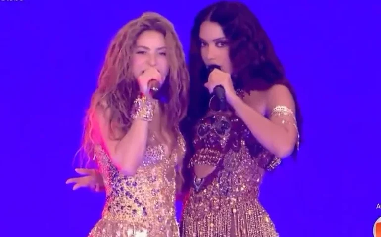 Anitta divide palco com Shakira em estreia ao vivo de nova parceria em Copacabana