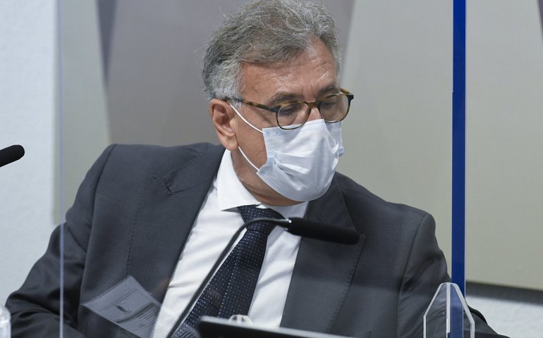 Almeida entrega documento à CPI comprovando reunião com ex-número 2 de Pazuello