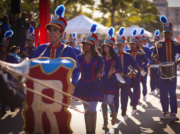 Estudantes esbanjam talento e criatividade no desfile de emancipação de Alagoas