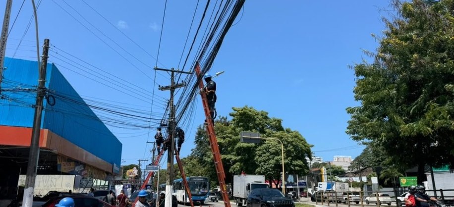Projeto Poste Limpo avança na Av. Fernandes Lima. Foto: Bia Rodrigues/Ascom Ilumina