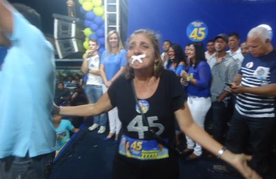 Professora protesta em comício alegando perseguição na Barra