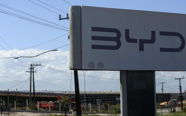 Após aumento vertiginoso, Brasil 'não pode ficar refém da importação de veículos', diz Anfavea