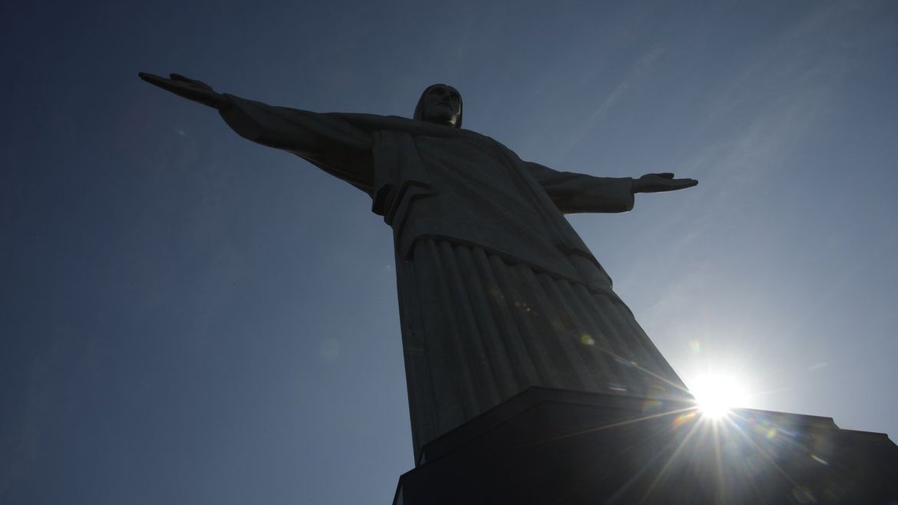 Neblina cria cenário cinematográfico e revela Cristo Redentor sobre 'mar de nuvens'; vídeo