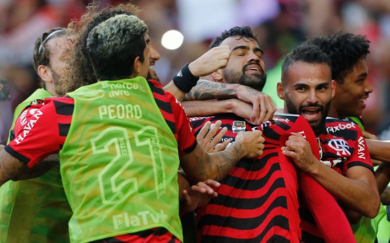 Flamengo goleia Athletico-PR e segue à caça do líder Palmeiras no Brasileiro
