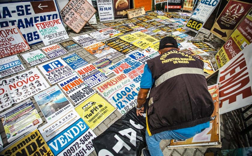 Mais de 5 mil peças de publicidade irregular são retiradas das ruas de Maceió