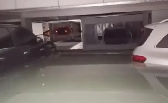 Moradores relatam prejuízos após estrutura ceder durante temporal em Maceió Moradores relatam prejuízos após estrutura ceder durante temporal em Maceió