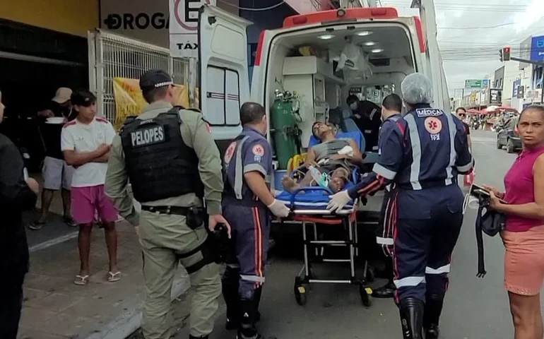 Homem é esfaqueado e busca abrigo em supermercado na Avenida Rio Branco