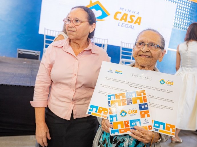 Segurança e dignidade: Prefeitura entrega certificados de regularização fundiária a famílias