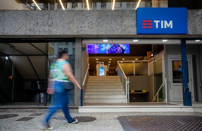 TIM e Mulheres Positivas se unem para transformar lojas em pontos de conexão para mulheres em risco