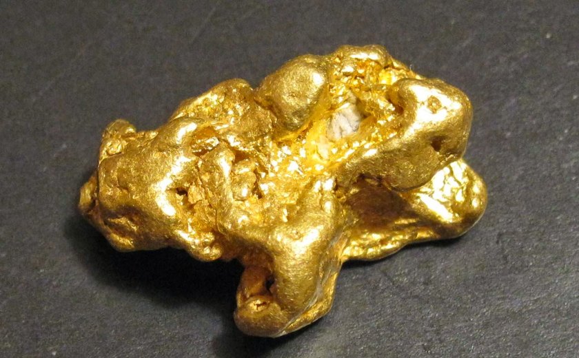 Ouro sobe e fecha acima de US$ 2.400 pela primeira vez, em meio a tensões no Irã