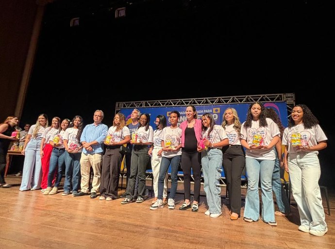 Autora da Lei Liberdade para Menstruar, Cibele Moura participa de entrega de kits do programa “Meu ciclo na escola”