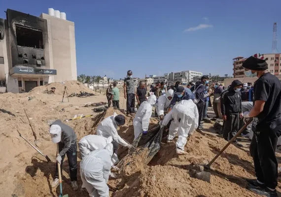 União Europeia e ONU pedem investigações independentes sobre os mais de 300 corpos encontrados em valas comuns em Gaza