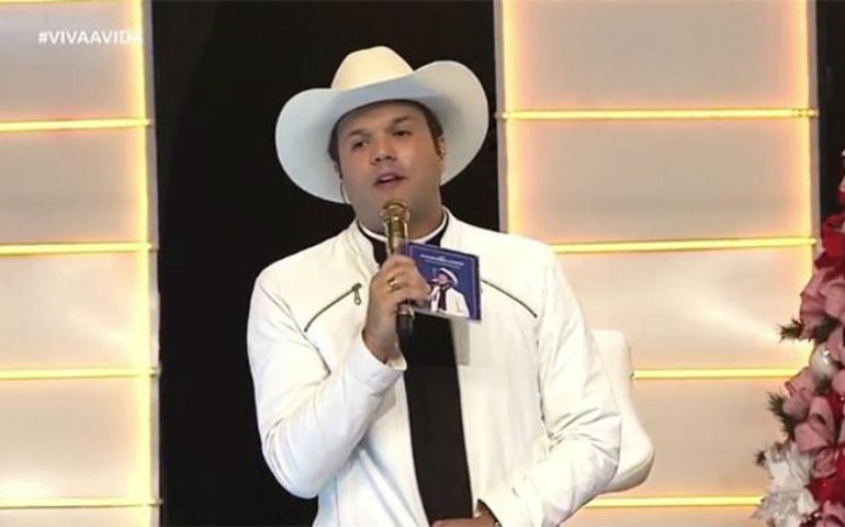 Polêmica: Padre que embolsou R$120 mil do contribuinte de Palmeira ironiza senhoras e solta palavrões na TV