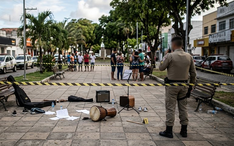 Jovens são baleados em ataque a tiros enquanto ensaiavam em praça de Maceió
