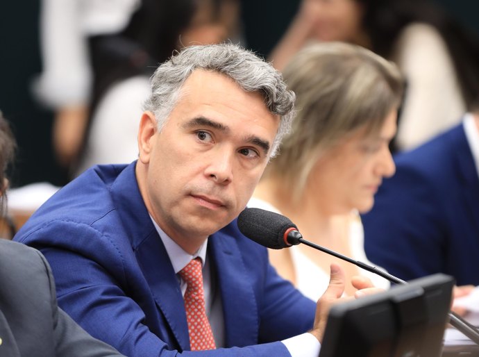 Rafael Brito exige a retirada de advogado baderneiro durante reunião da CCJC