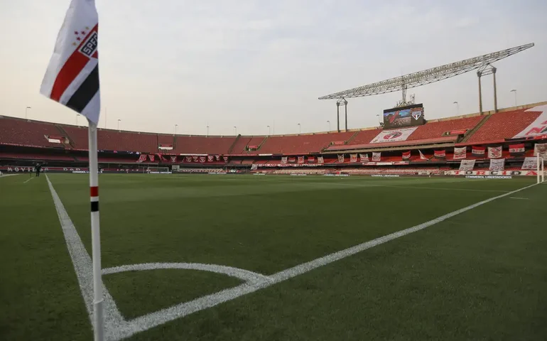 Dois torcedores são internados após serem atingidos por placa de metal que caiu no MorumBis