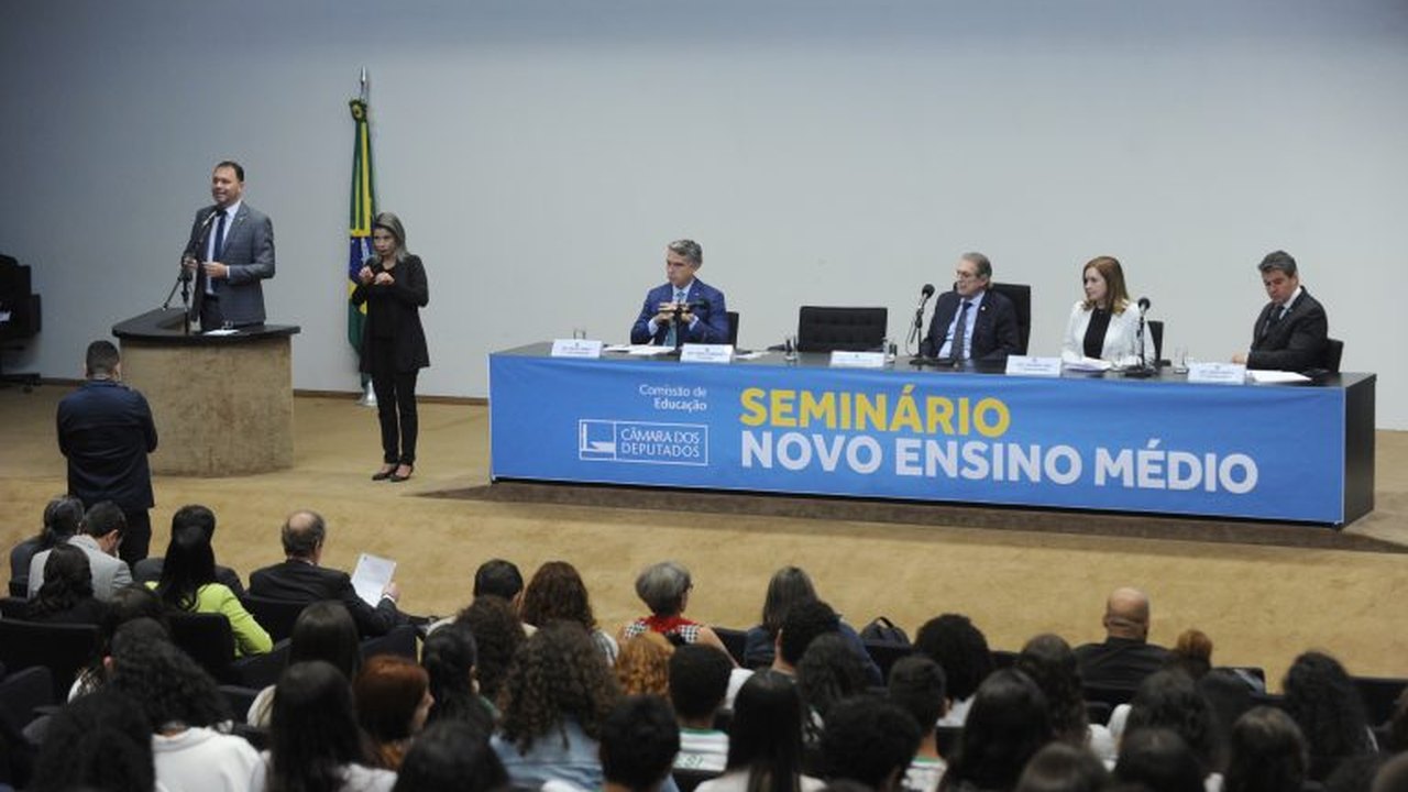 Novo ensino médio divide opiniões de deputados e educadores em seminário na Câmara