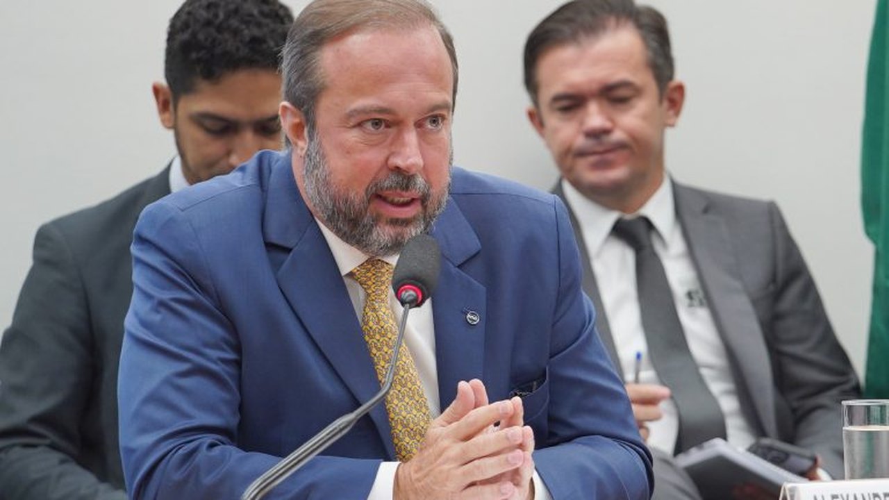 Ministro de Minas e Energia diz que governo vai cobrar modernização das refinarias da Petrobras