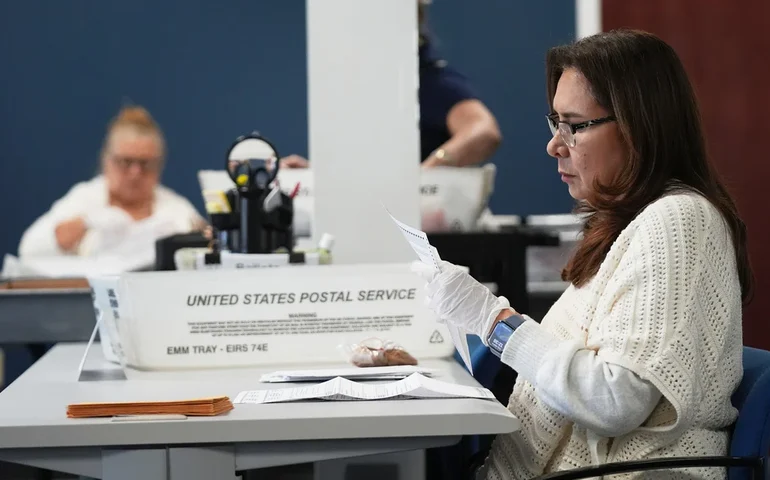 Senadores temem que as mudanças no Serviço Postal dos EUA possam privar os eleitores que votam pelo correio