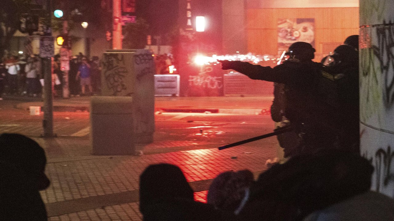 Fogo e gás lacrimogêneo: ruas de Los Angeles se tornam 'zona de guerra' em meio a protestos sobre imigração