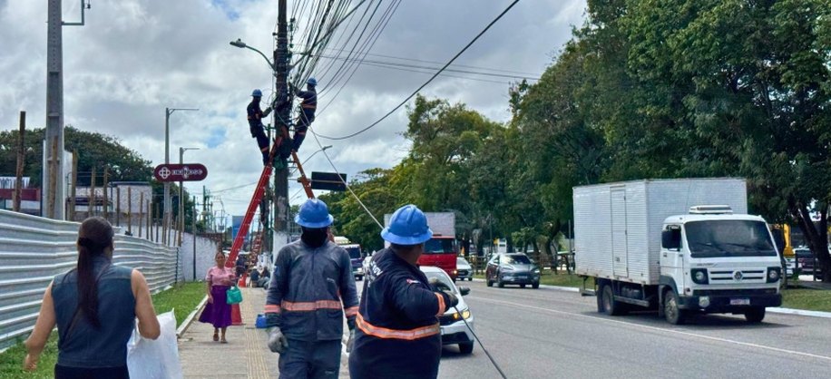 Retirada de cabos inativos garante mais segurança para pedestres e condutores, além de transformar a paisagem urbana. Foto: Bia Rodrigues/Ascom Ilumina