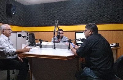 Prefeito Rogério Teófilo presta contas de gestão durante entrevistas em rádios e TV de Arapiraca