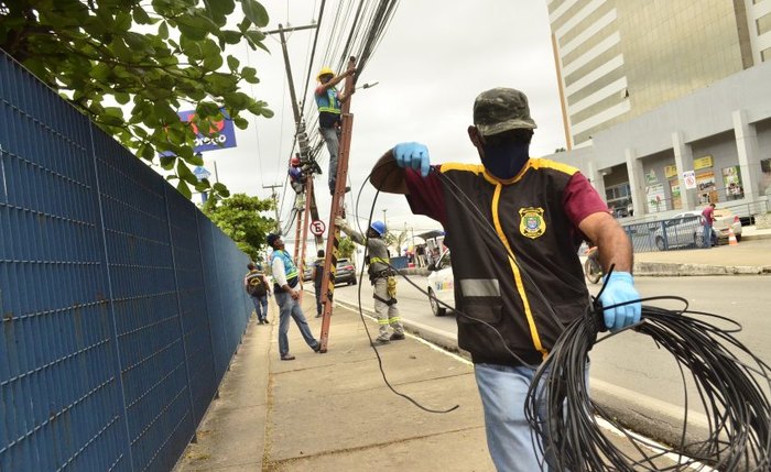 Notificação expõe a situação em postes de vários locais de Maceió