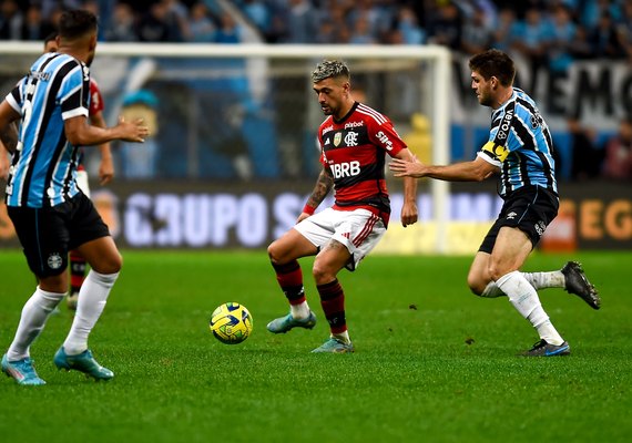 Flamengo perde pênalti, mas faz 2 a 0 no Grêmio e fica perto da vaga na final da Copa do Brasil