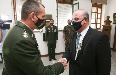 Fernando Tourinho recebe medalha do Exército