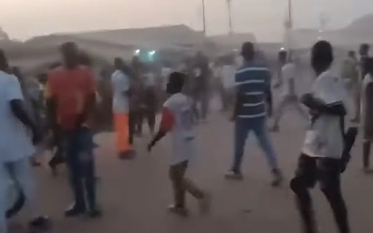 Tumulto após briga de torcida em jogo de futebol causa 56 mortes em Guiné