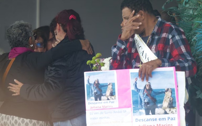 Corpo de Juliana Marins é sepultado em Niterói após tragédia na Indonésia