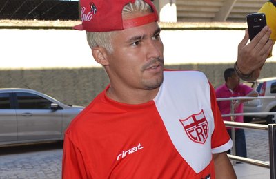 Com julgamento adiado, Olívio continua livre para atuar pelo CRB