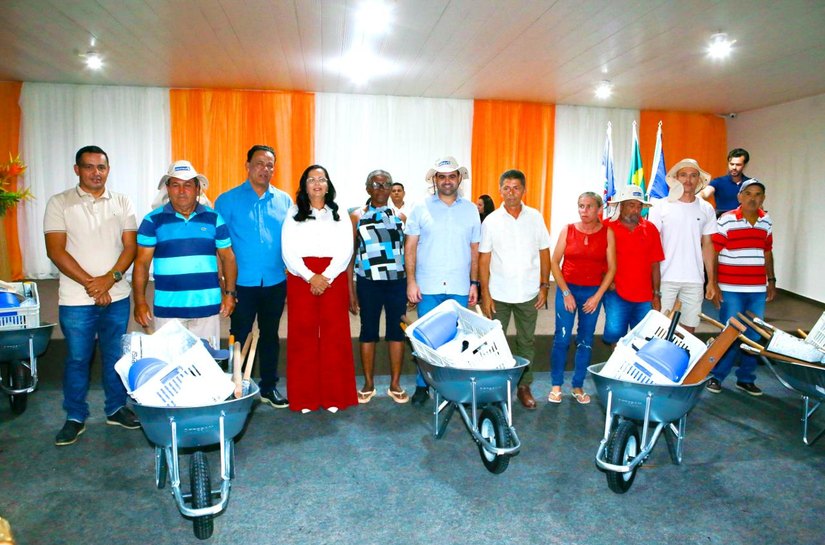 Prefeitura e Codevasf entregam trator, 200 kits agrícolas e autorizam 3,5km de pavimentação em Lagoa da Canoa