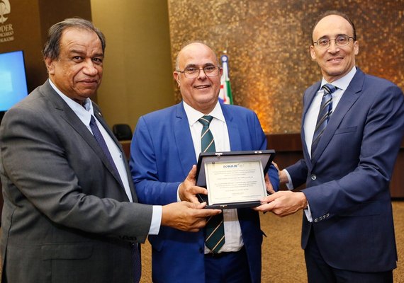 Presidente do Tribunal de Justiça de Alagoas é homenageado pelo Fonaje﻿