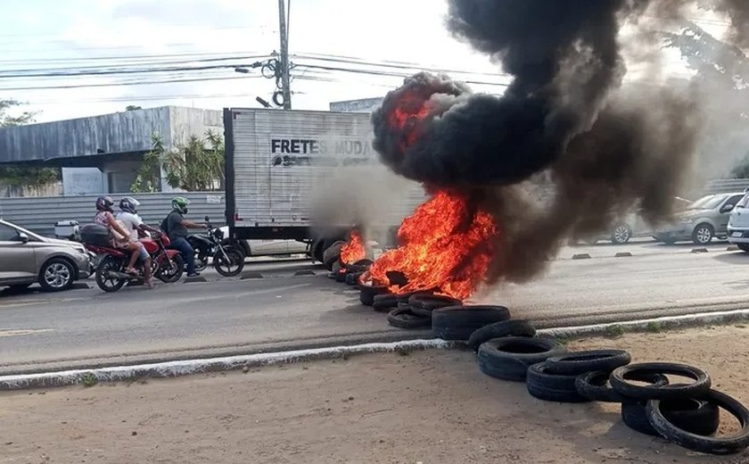 Motoristas por aplicativo fazem protesto por segurança e bloqueiam ruas em Maceió