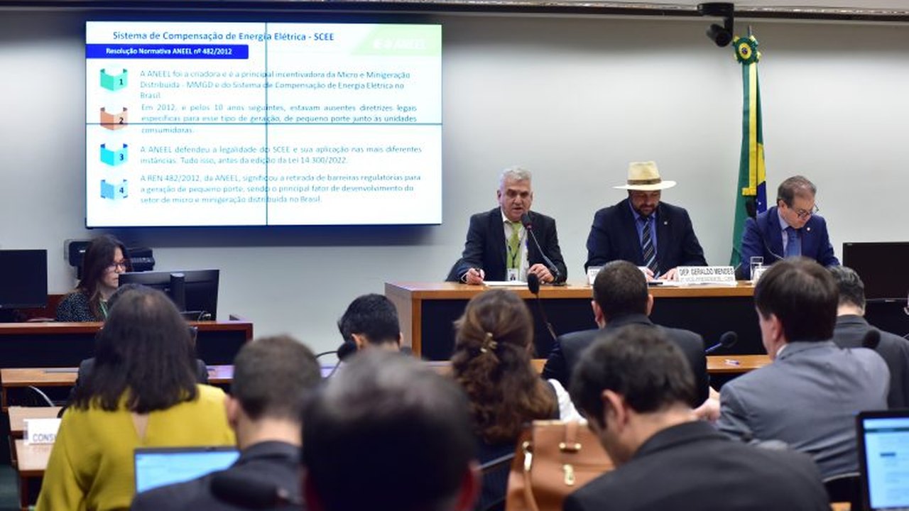Deputados criticam regulamentação da Aneel para lei da geração distribuída