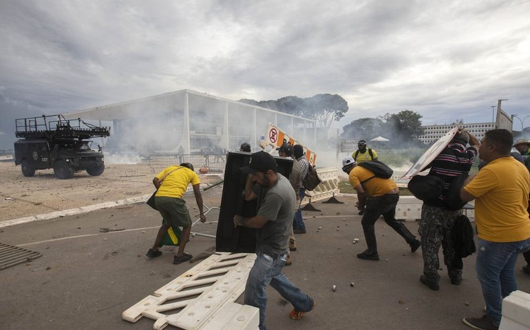 Moraes concede domiciliar a Fátima de Tubarão e mais 18 idosos do 8/01