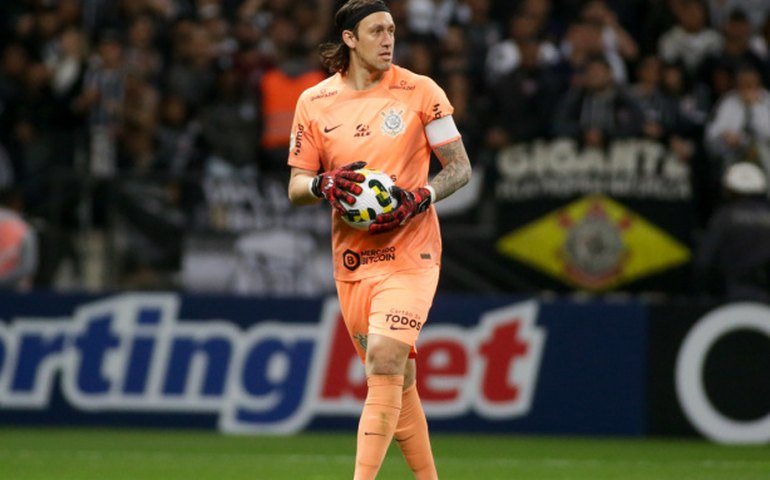 Cássio vai até a torcida e ouve cobranças em meio à revolta por eliminação do Corinthians