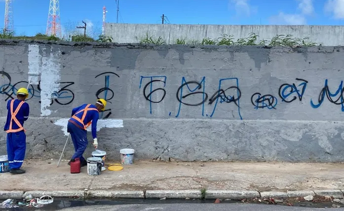 Muro pichado no Jacintinho