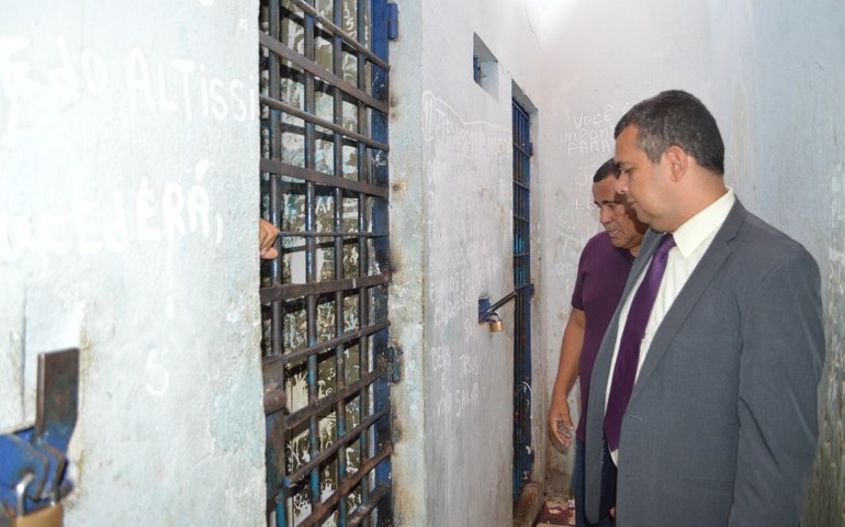 Após denúncia de insalubridade, Defensoria Pública inspeciona Central de Flagrantes I, no Farol