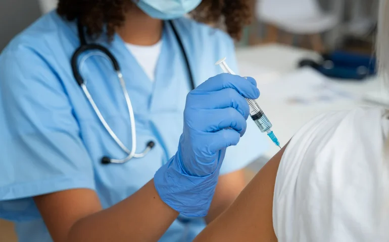 Profissionais da atenção primária e adultos de 59 anos serão os primeiros a receber vacina da dengue do Butantan