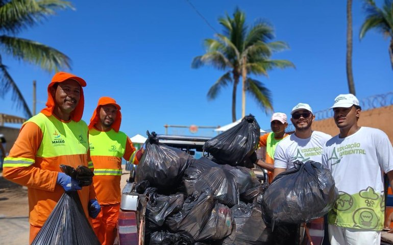 Alurb encerra Semana do Meio Ambiente com mutirão de limpeza em Ipioca