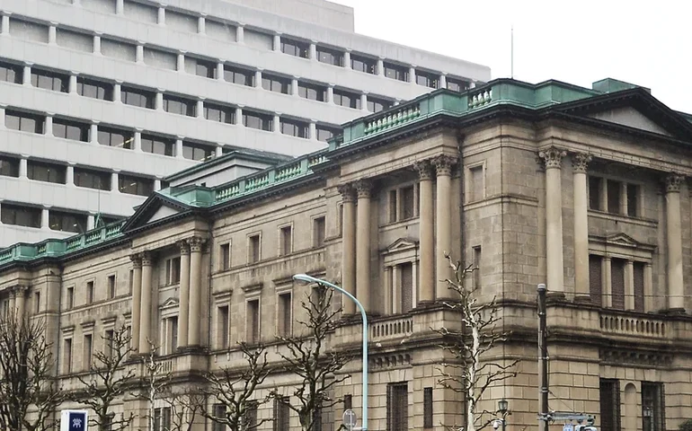 Salários reais no Japão caem 1,4% em setembro e desafiam políticas do Banco Central