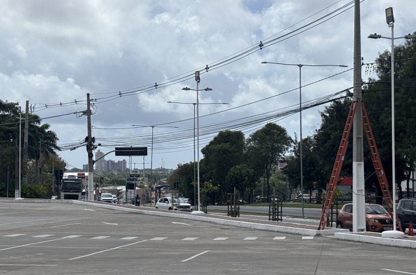 Prefeitura de Maceió já retirou mais de 44 toneladas de cabos irregulares na Avenida Durval de Góes Monteiro