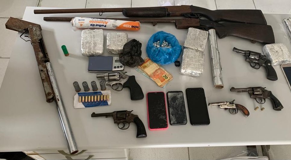 Quatro pessoas morrem e outros quatro suspeitos de roubos são presos durante operação policial em Boquim
