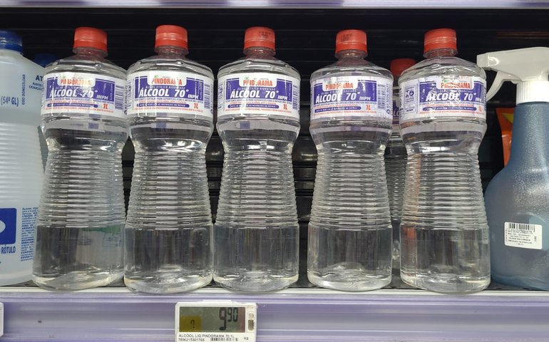 Anvisa volta a proibir venda de álcool líquido 70%