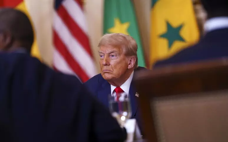Trump aplica tarifa de 50% contra Brasil e usa Bolsonaro como motivo