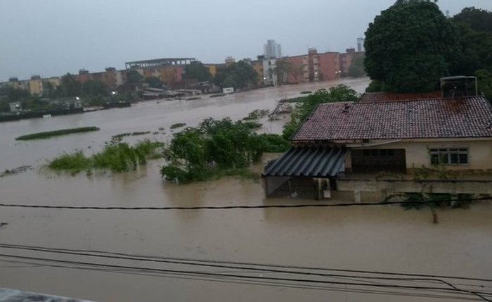 Rua Caetano Ribeiro, em Olinda, alagou devido às chuvas desta quarta-feira