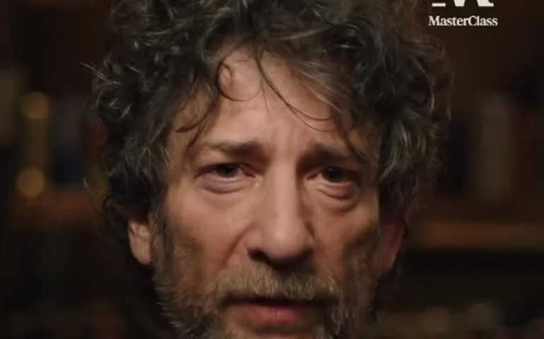 Neil Gaiman, autor de 'Sandman', pede US$ 500 mil a mulher que o acusa de abuso sexual